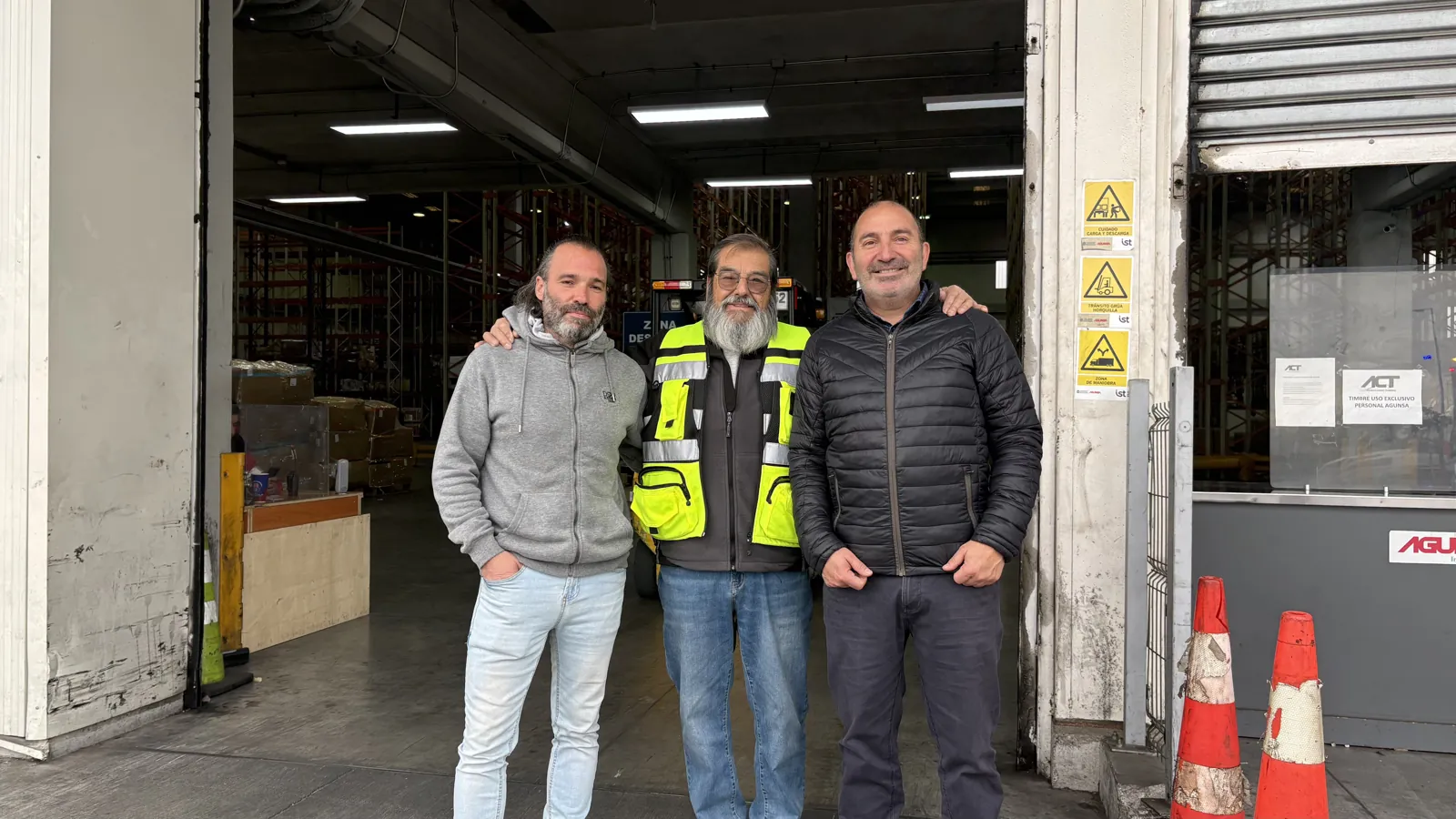 Equipo de EMO Trans Chile en el Terminal de Carga AGUNSA del Aeropuerto Arturo Merino Benítez